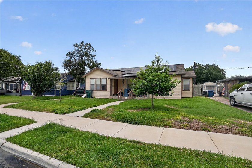 Charming three bed, two bath home with wood floors throughout - photo 6