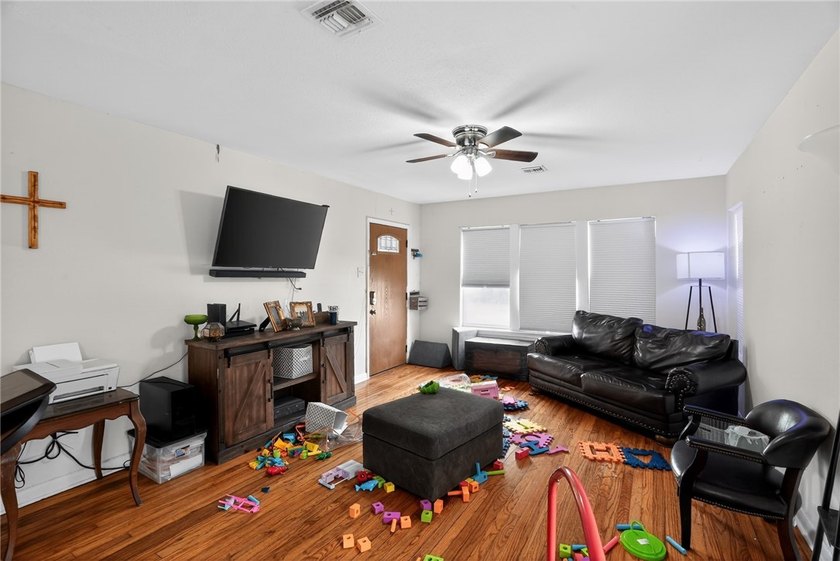 Charming three bed, two bath home with wood floors throughout - photo 8