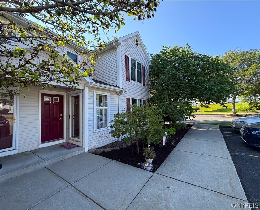 Welcome home to this beautifully maintained, move-in ready - photo 38