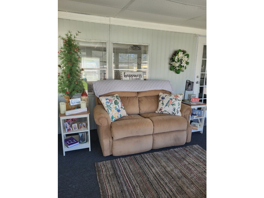 BEAUTIFULLY MAINTAINED MOVE IN READY HOME is a must see to - photo 4