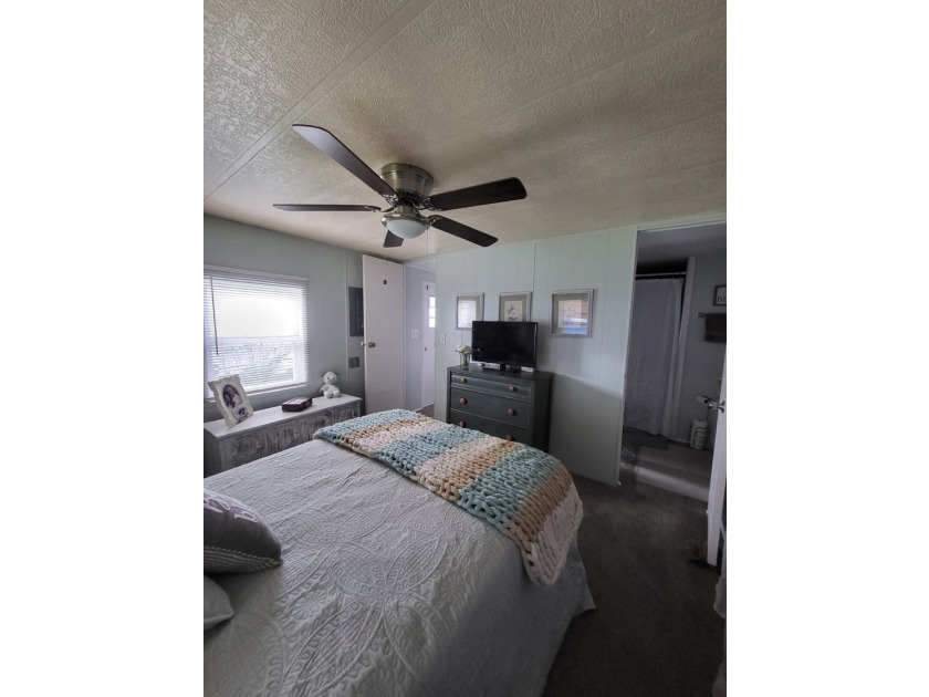 BEAUTIFULLY MAINTAINED MOVE IN READY HOME is a must see to - photo 5