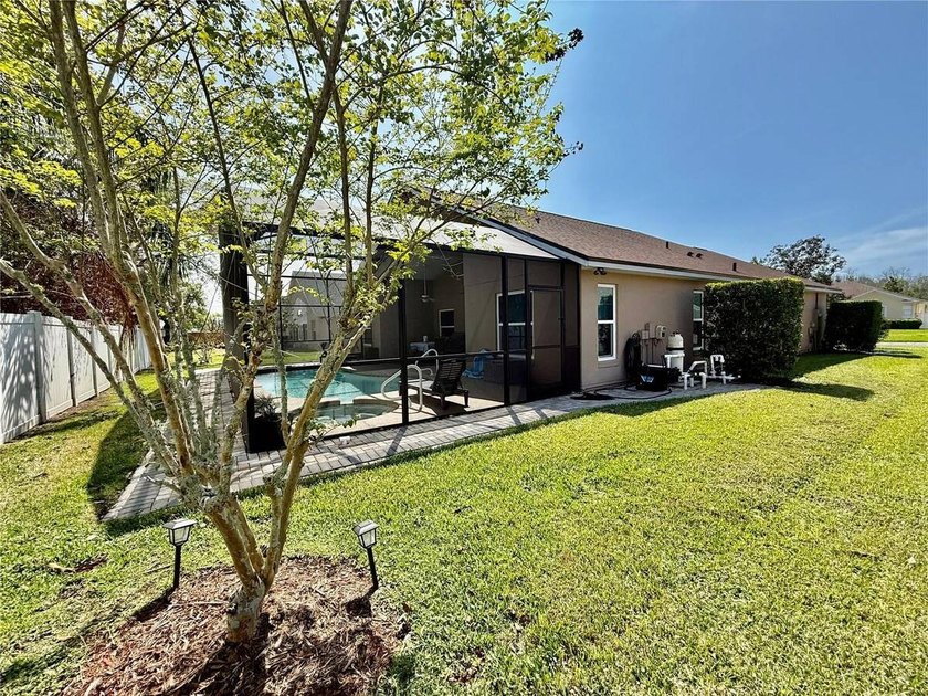 Welcome to this spacious 4-bedroom, 2-bath single-family home - photo 4