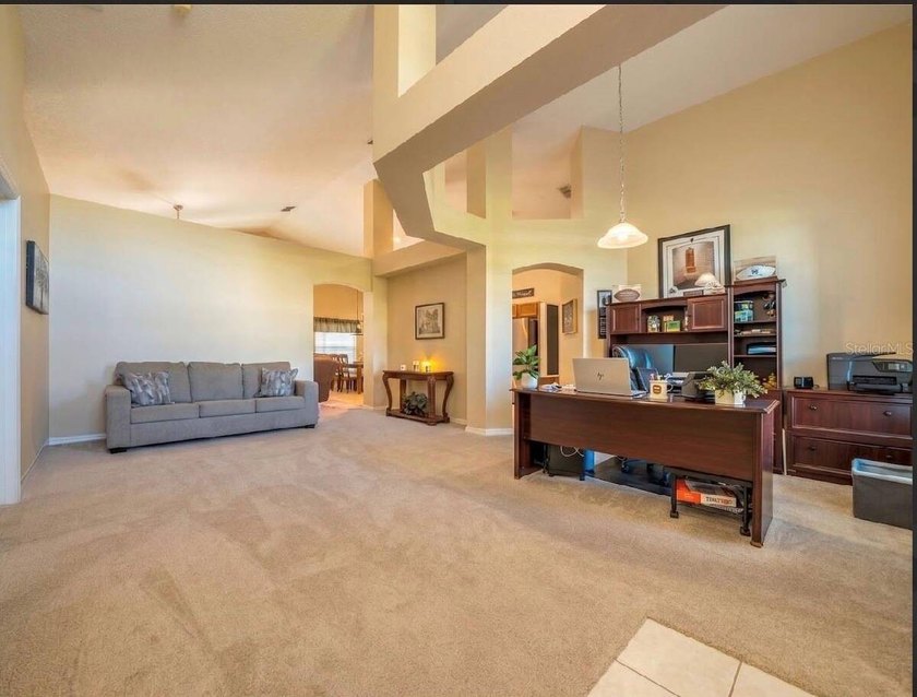 Welcome to this spacious 4-bedroom, 2-bath single-family home - photo 5