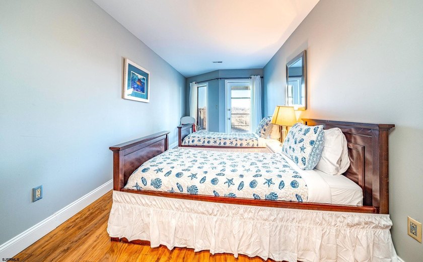 Beautifully updated 4-bedroom, 2.5-bath BEACHFRONT Townhouse - photo 12