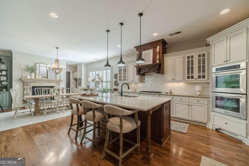 Welcome home to this beautifully designed residence offering - photo 12