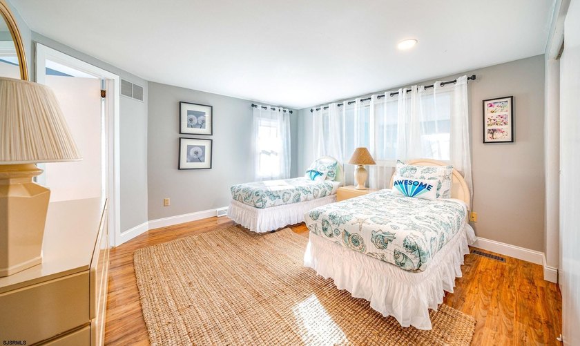 Beautifully updated 4-bedroom, 2.5-bath BEACHFRONT Townhouse - photo 19