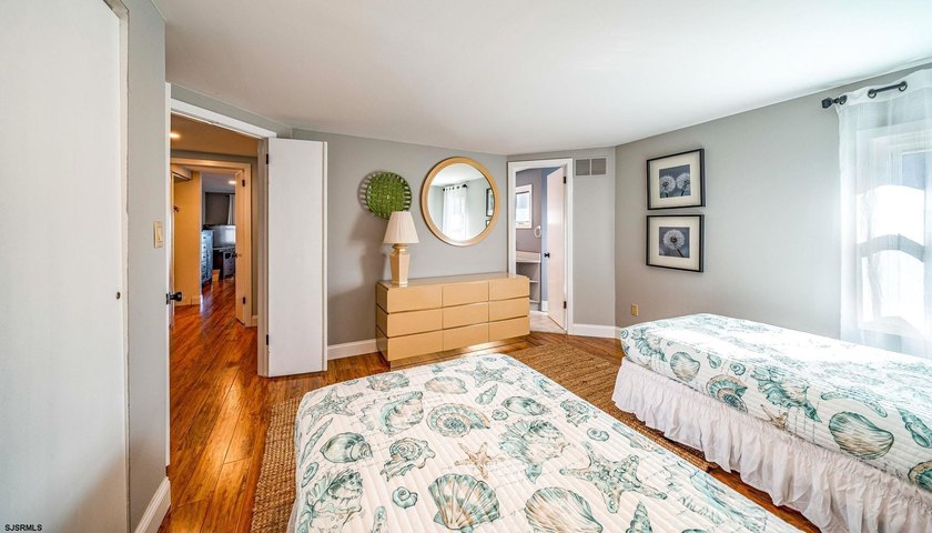 Beautifully updated 4-bedroom, 2.5-bath BEACHFRONT Townhouse - photo 20