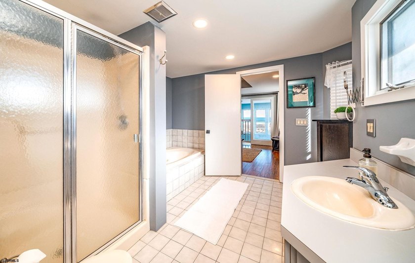 Beautifully updated 4-bedroom, 2.5-bath BEACHFRONT Townhouse - photo 21