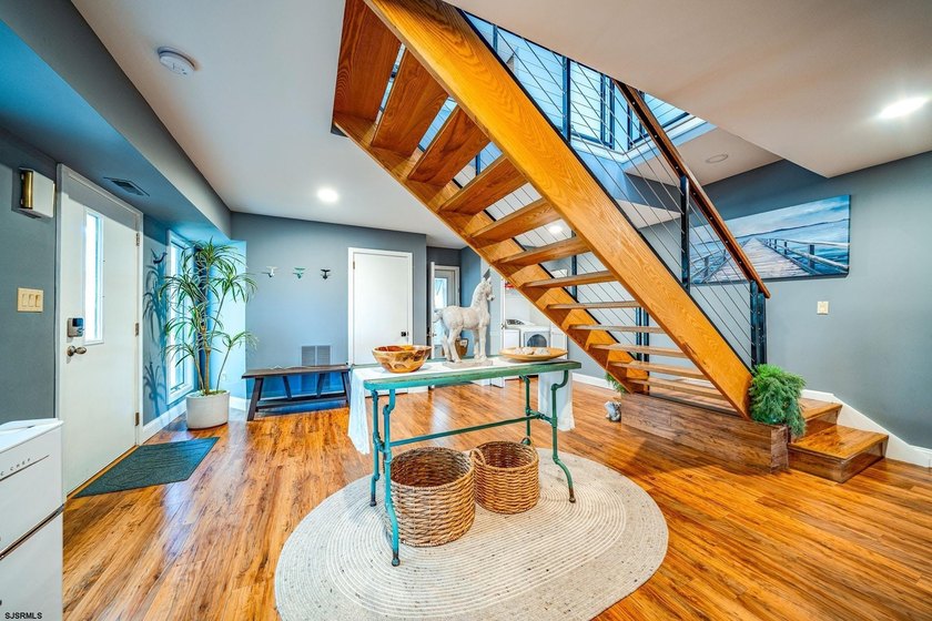 Beautifully updated 4-bedroom, 2.5-bath BEACHFRONT Townhouse - photo 25