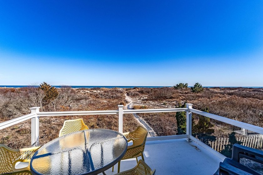 Beautifully updated 4-bedroom, 2.5-bath BEACHFRONT Townhouse - photo 27