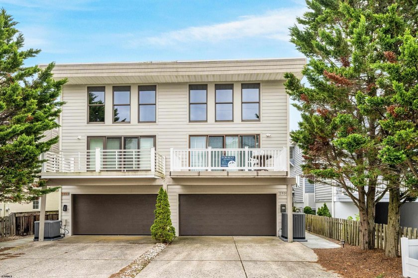 Beautifully updated 4-bedroom, 2.5-bath BEACHFRONT Townhouse - photo 30