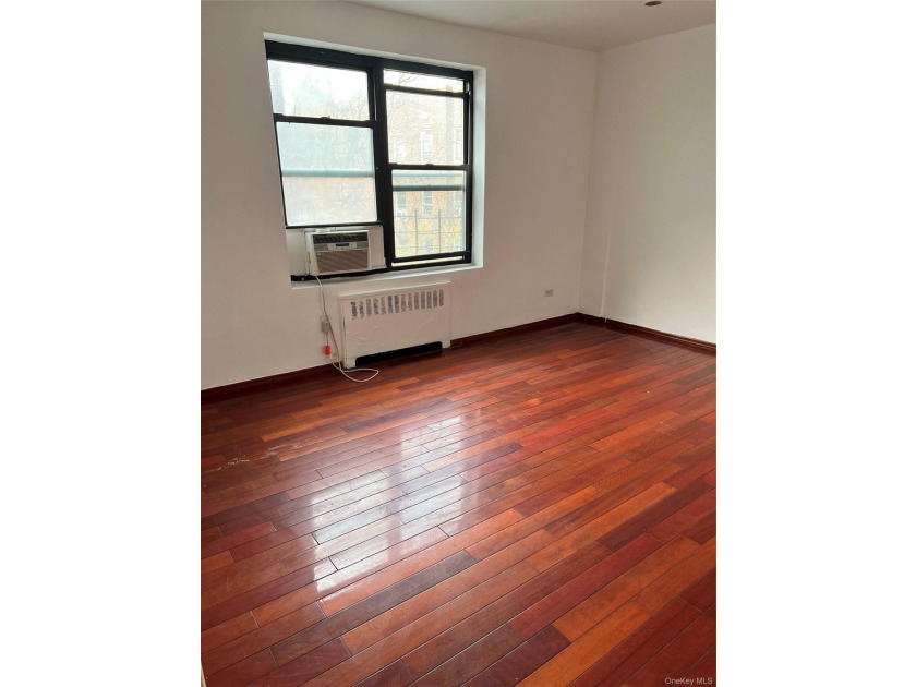 renovated 1 bedroom apartment in heart of Elmhurst ,just 2 - photo 3