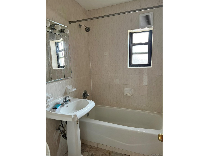 renovated 1 bedroom apartment in heart of Elmhurst ,just 2 - photo 4
