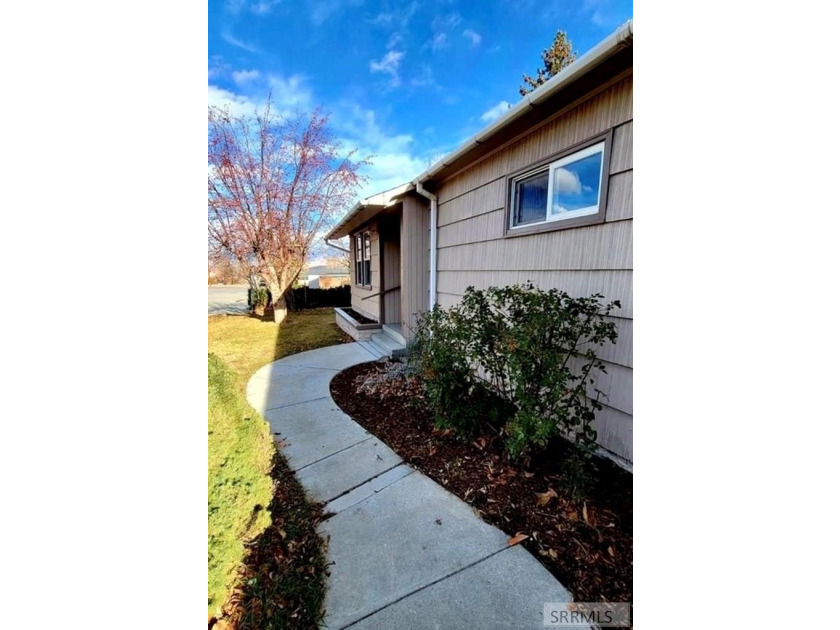 Welcome home to this adorable and conveniently located, 3 - photo 17