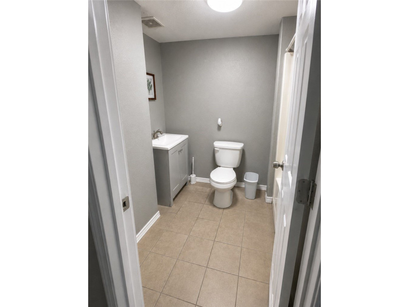 GREAT INCOME PRODUCING DUPLEX, BOTH UNITS HAVE 2 BEDS AND A BATH - photo 3
