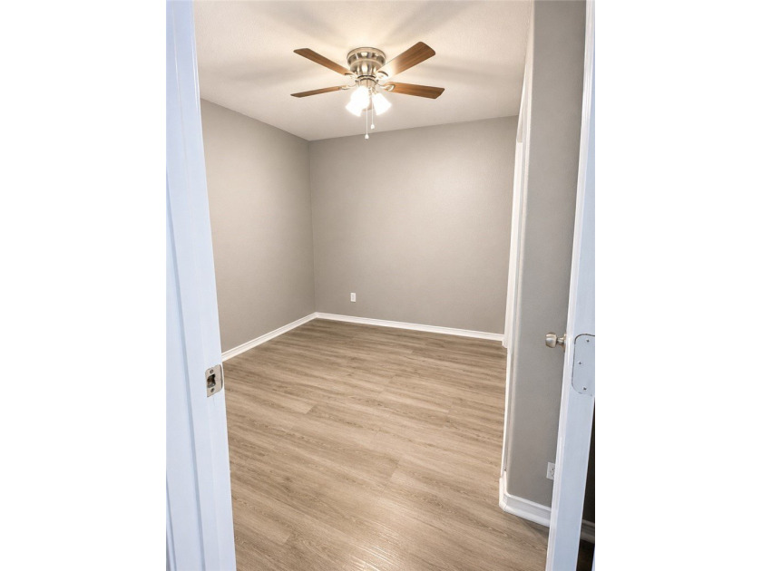 GREAT INCOME PRODUCING DUPLEX, BOTH UNITS HAVE 2 BEDS AND A BATH - photo 4