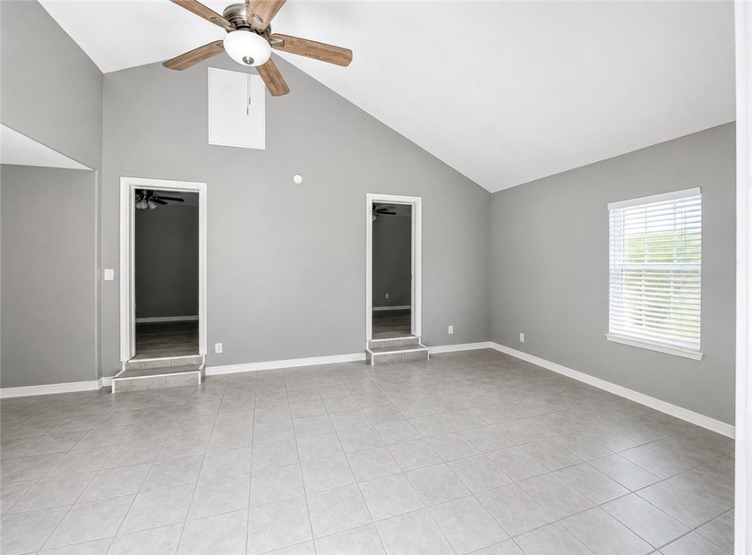 GREAT INCOME PRODUCING DUPLEX, BOTH UNITS HAVE 2 BEDS AND A BATH - photo 5