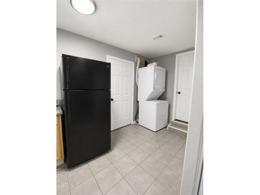 GREAT INCOME PRODUCING DUPLEX, BOTH UNITS HAVE 2 BEDS AND A BATH - photo 6