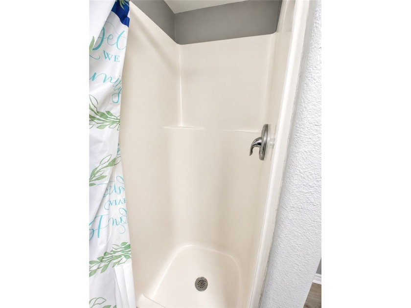 GREAT INCOME PRODUCING DUPLEX, BOTH UNITS HAVE 2 BEDS AND A BATH - photo 7