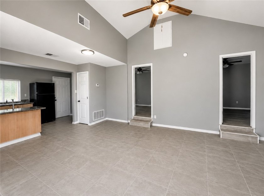 GREAT INCOME PRODUCING DUPLEX, BOTH UNITS HAVE 2 BEDS AND A BATH - photo 9