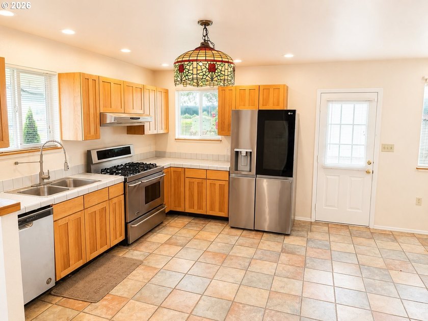 Custom-built home with beautiful river views and quality - photo 6