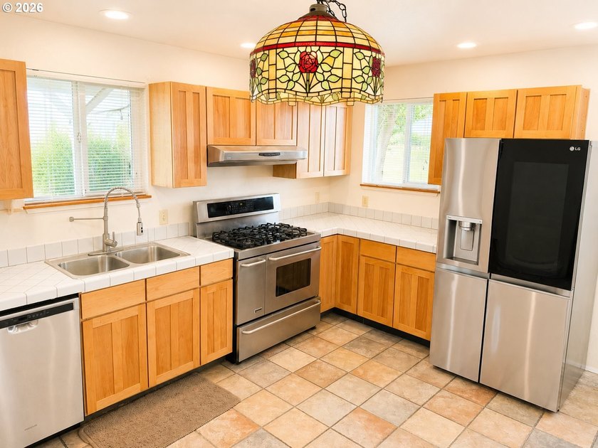 Custom-built home with beautiful river views and quality - photo 7
