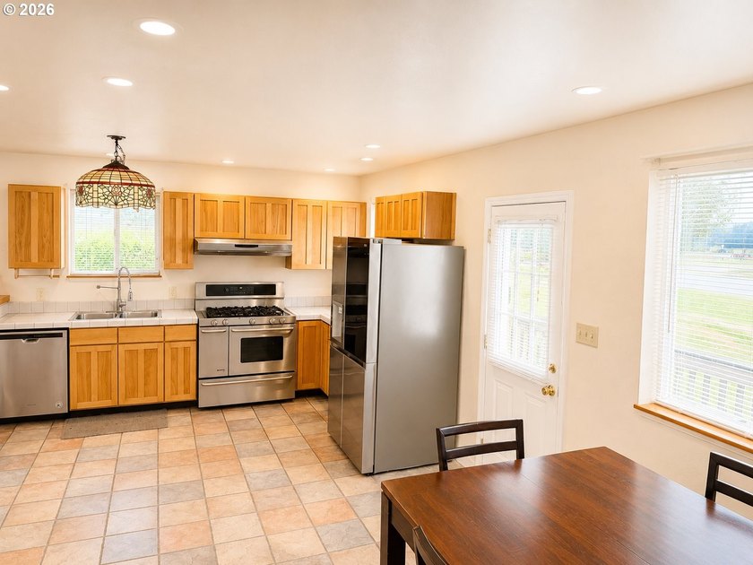 Custom-built home with beautiful river views and quality - photo 8