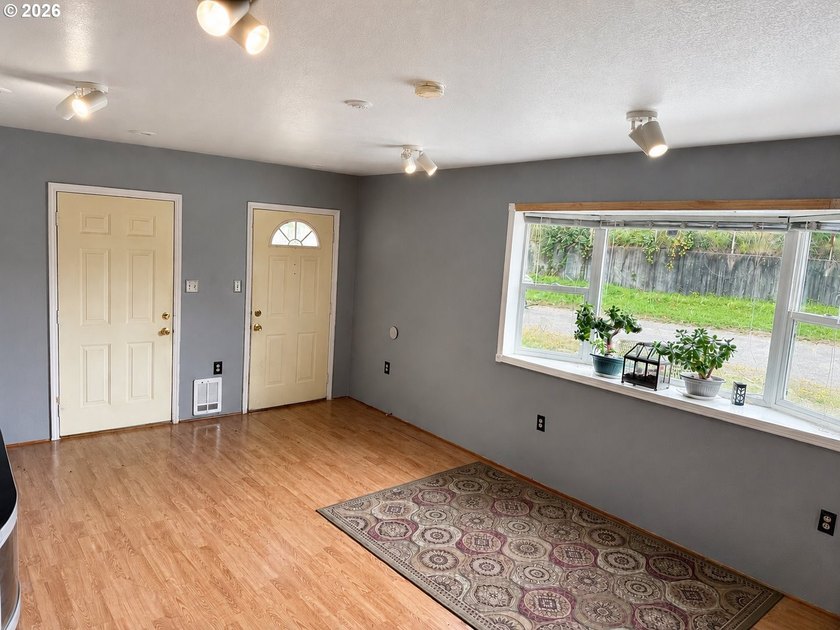 Custom-built home with beautiful river views and quality - photo 10