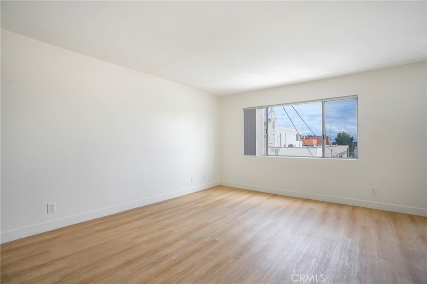 Experience Long Beach living in this sun-drenched, top-floor - photo 13