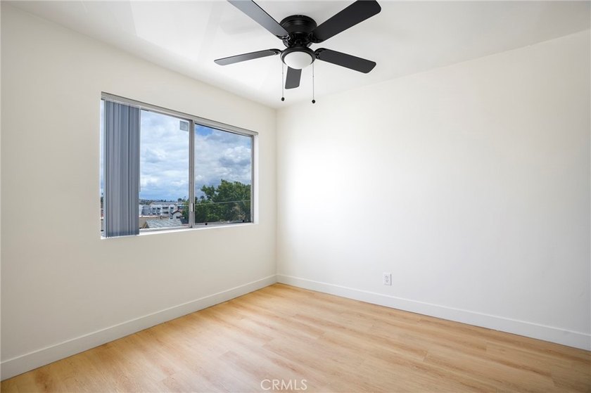 Experience Long Beach living in this sun-drenched, top-floor - photo 15