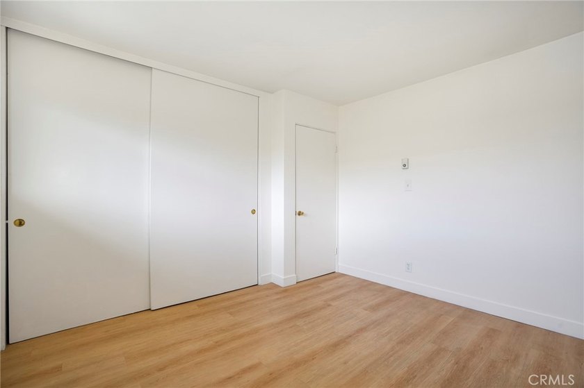 Experience Long Beach living in this sun-drenched, top-floor - photo 17