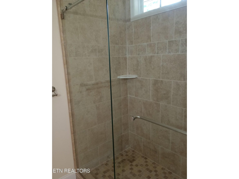 Beautiful all brick home on large lot in great neighborhood with - photo 21