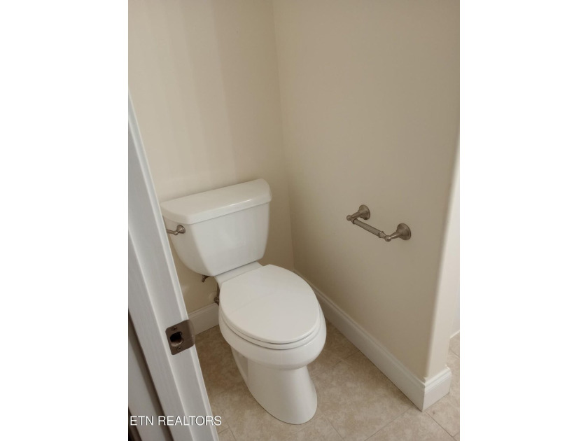 Beautiful all brick home on large lot in great neighborhood with - photo 25