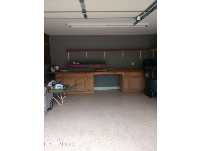 Beautiful all brick home on large lot in great neighborhood with - photo 31