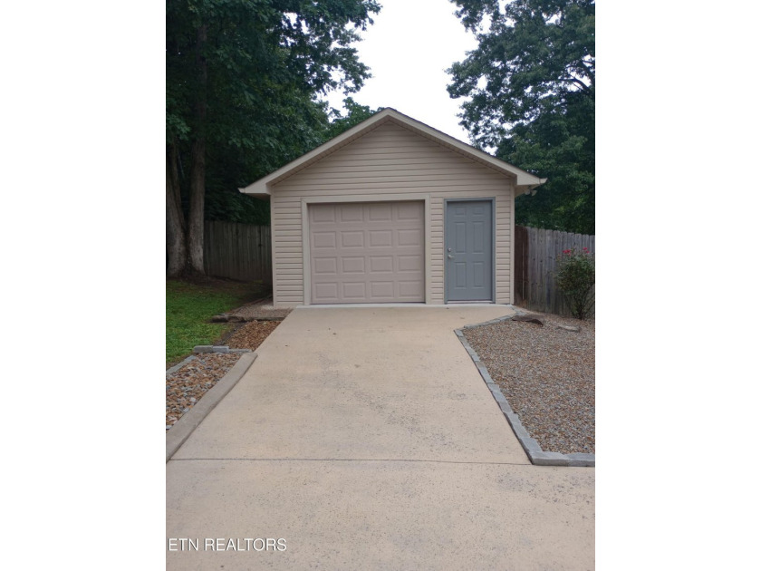 Beautiful all brick home on large lot in great neighborhood with - photo 32