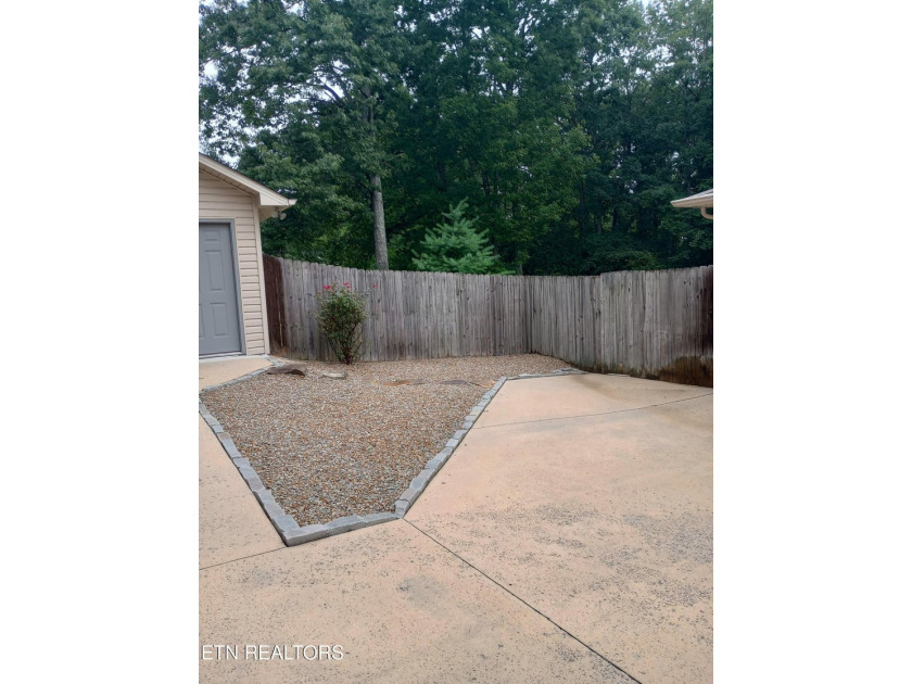 Beautiful all brick home on large lot in great neighborhood with - photo 35