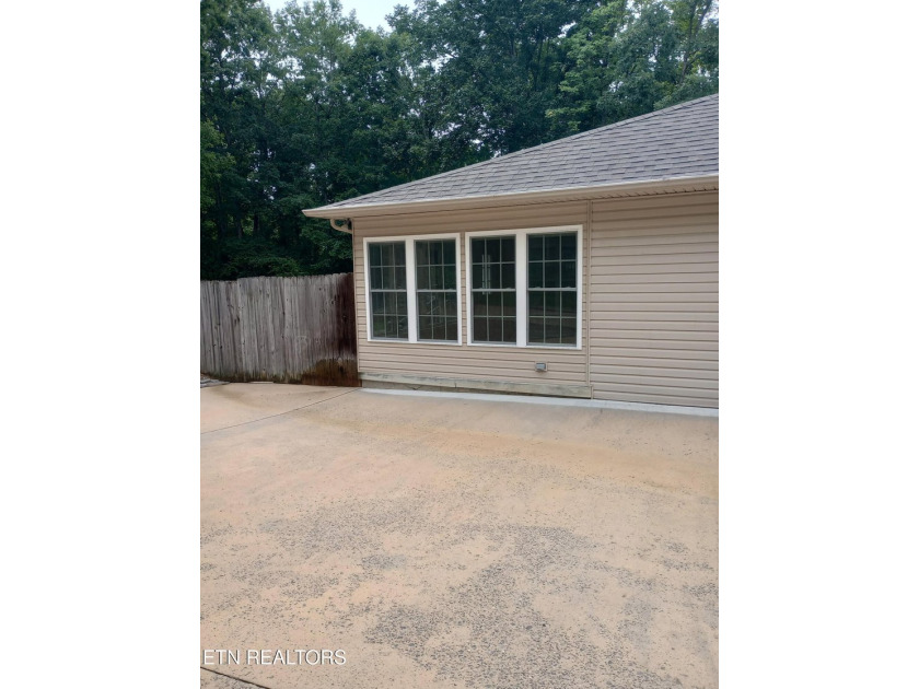 Beautiful all brick home on large lot in great neighborhood with - photo 36