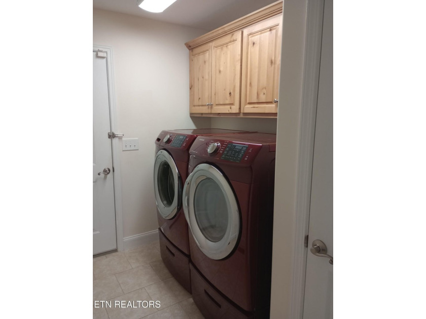 Beautiful all brick home on large lot in great neighborhood with - photo 41
