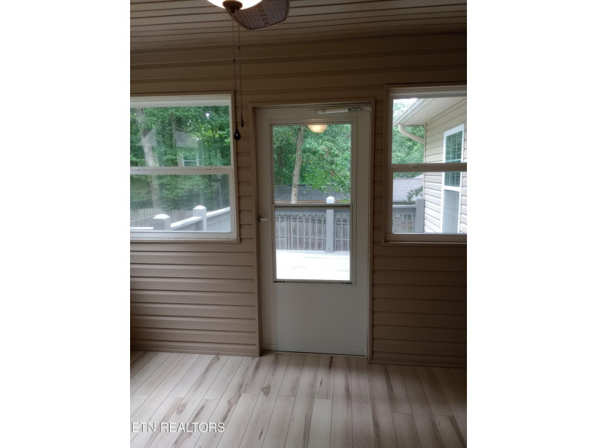 Beautiful all brick home on large lot in great neighborhood with - photo 43