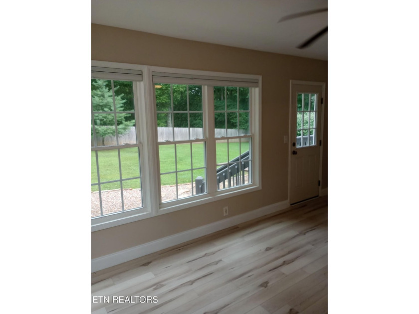 Beautiful all brick home on large lot in great neighborhood with - photo 48