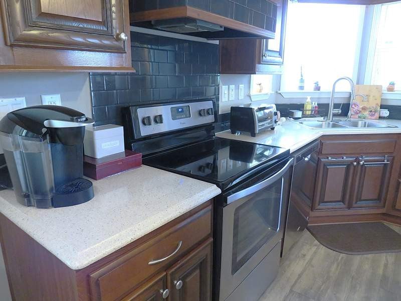 This beautifully maintained 1,248 square foot manufactured home - photo 11