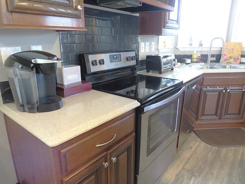 This beautifully maintained 1,248 square foot manufactured home - photo 13