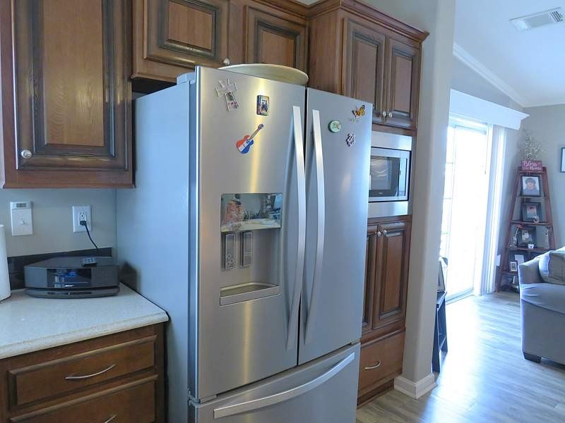 This beautifully maintained 1,248 square foot manufactured home - photo 15