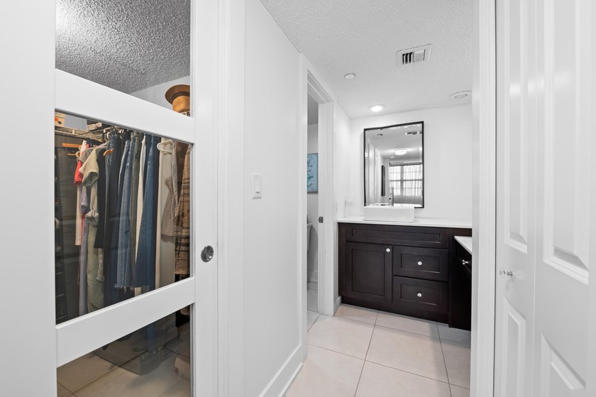 Stunning completely renovated spacious 3/2.5 *F* Model unit in - photo 14