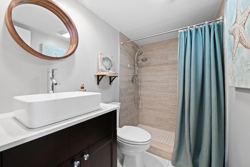 Stunning completely renovated spacious 3/2.5 *F* Model unit in - photo 21