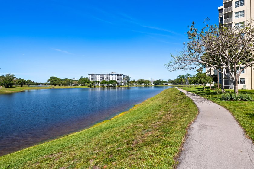 Stunning completely renovated spacious 3/2.5 *F* Model unit in - photo 26