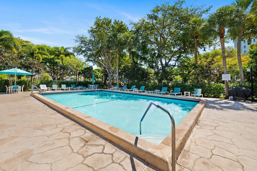 Stunning completely renovated spacious 3/2.5 *F* Model unit in - photo 27