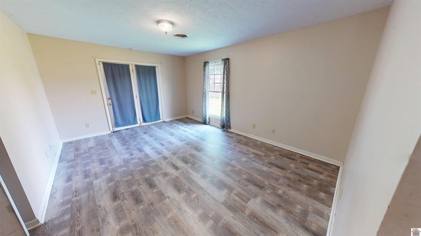 SHORT SALE OPPORTUNITY! Move-in ready and packed with value - photo 31