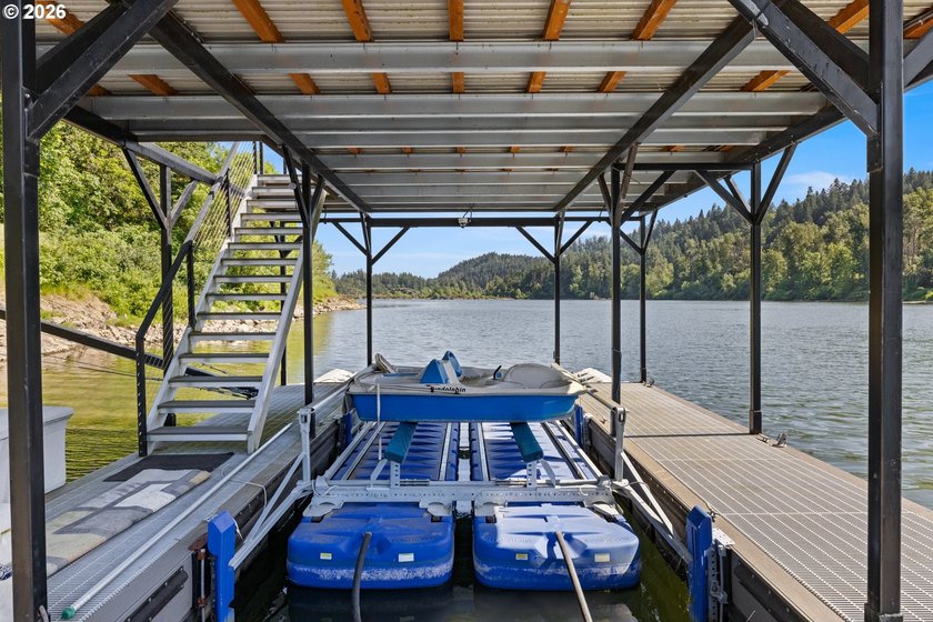 Extraordinary gated Willamette River estate on 1.56 private - photo 40
