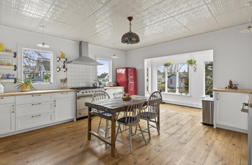This beautiful Queen Anne style house embodies the perfect blend - photo 2